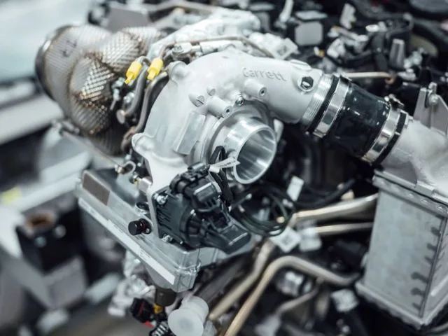 Электрифицированный турбокомпрессор на моторе Mercedes-AMG: проводка, экранированный выпуск и патрубок наддува