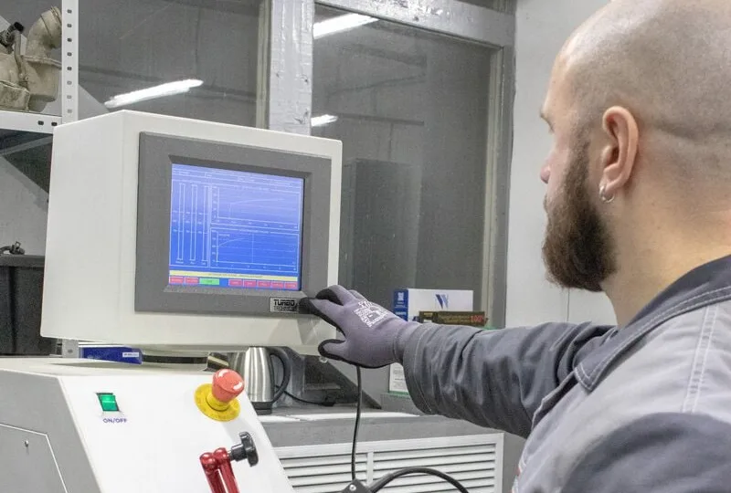 Майстер TurboDay перевіряє турбіну на діагностичному стенді